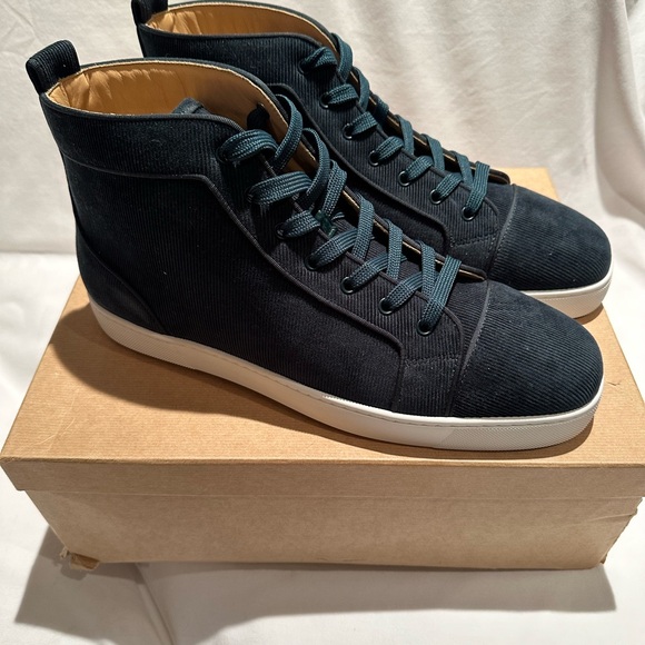 🚫🚫🚫SOLD🚫🚫🚫
Christian Louboutin Louis Orlato Velvet Sneakers - Colour Vosges - Picture 3 of 8